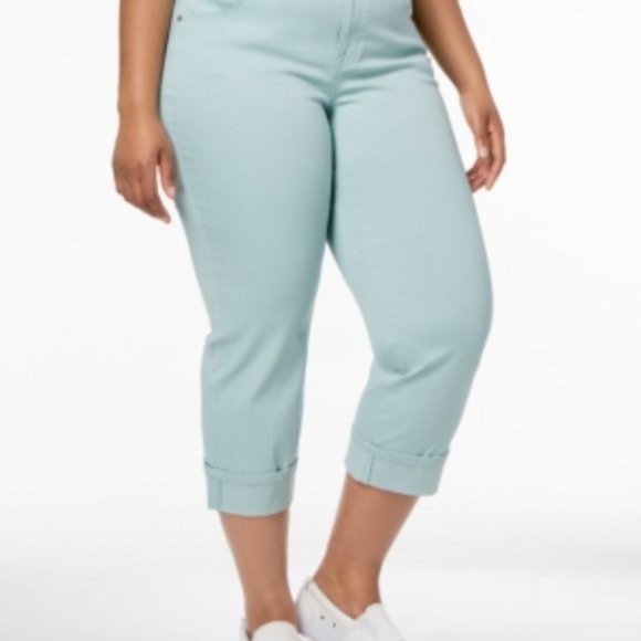 NWT Style & CO Plus Cuffed Mid-Rise Capri Jeans - Picture 3 of 3